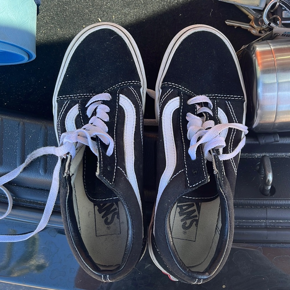Women’s low top black old skools, size 7!